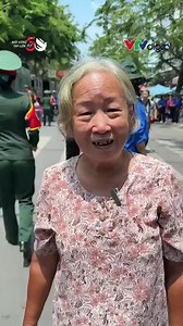1.6M views · 10K reactions | ️ VUI LẮM, 50 NĂM MỚI CÓ NGÀY KỶ NIỆM NHƯ THẾ --- 﫶 Xúc động, tự hào, ngưỡng mộ - Đây là những cảm xúc của bà con Biên Hòa (Đồng Nai) khi chào đón đoàn chiến sỹ thuộc các khối diễu binh, diễu hành của Quân đội Nhân dân Việt Nam ở chặng dừng chân cuối cùng trên đường đến TP. Hồ Chí Minh. | Thông tin Chính phủ | Facebook