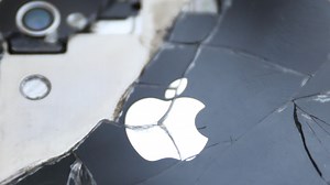 Bez pouzdra ani ránu. Nový iPhone X se snadno rozbije - Novinky