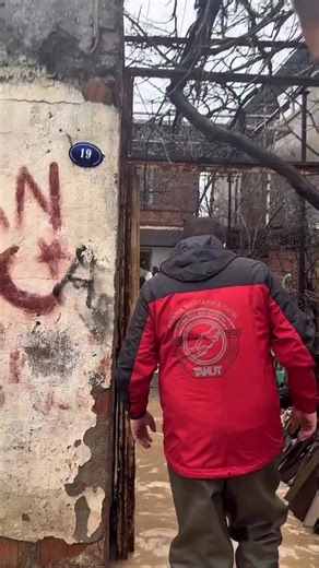 İzmir’de Olay | Son Dakika Haberleri on Instagram: "TORBALI BELEDİYE BAŞKANI ÖVÜNÇ DEMİR ; Uzun yıllar önce dere yataklarının imara açılması, ilçemizin yoğun göç alması ve mevcut altyapının bu yükü artık taşıyamaz hale gelmesi; yağmur suyu hatlarının yetersizliğiyle birlikte bizleri ciddi şekilde zorluyor. Cemil Başkanımızın talimatıyla, İZSU Haziran ayında ilçemizde kapsamlı bir altyapı yatırımına başlayacak. Yıllardır süregelen bu sorunlar; yapılacak altyapı çalışmaları ve d