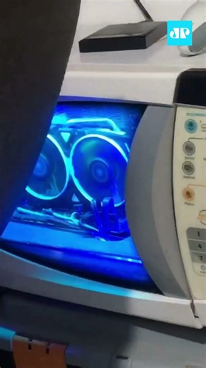 Jovem impressiona ao usar estrutura de micro-ondas como gabinete de PC #shorts