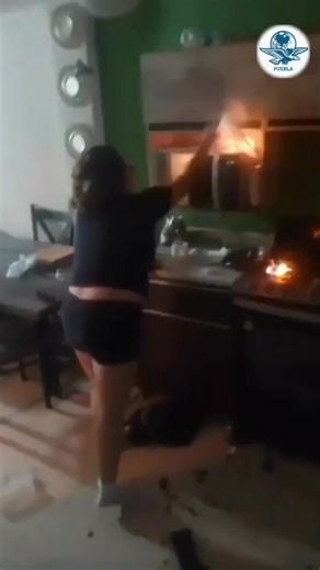 🔥⚠️ ¡Pleito de pareja se sale de control! La mujer fue detenida. #ALERTA #noticias #paratiiiiiiiiiiiiiiiiiiiiiiiiiiiiiii #Puebla #México #fyp #Viral #alerta #cuidado #seguridad