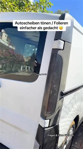 🪟 Scheiben tönen leicht gemacht Im Video zeigen wir, wie du deine Autoscheiben selbst folieren kannst – Schritt für Schritt. Das Beispiel zeigt einen Transporter, bei dem die Arbeit etwas leichter ist, weil die Scheiben größer und flacher sind. Bei PKWs mit stärker gewölbten Scheiben wird’s etwas kniffliger, aber auch das ist machbar! 💪 ⸻ 💡 Warum viele ihre Scheiben selbst tönen: • Günstiger als in der Werkstatt 💰 • Individueller Look & UV-Schutz ☀️ • Hält Hitze fern und schützt den Innenrau