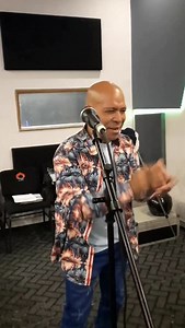 9.1K views · 2.3K reactions | ¡COMENCEMOOOSSSS!!! Seguimos en este camino, aquí es el verdadero trabajo! Síííííííí... riico Muchísimas  bendiciones. . . . . . . . #jimmyelleon #saludos #2025 #intro #caracas #venezuela #shows #cantante | Jimmy ElLeón | Facebook