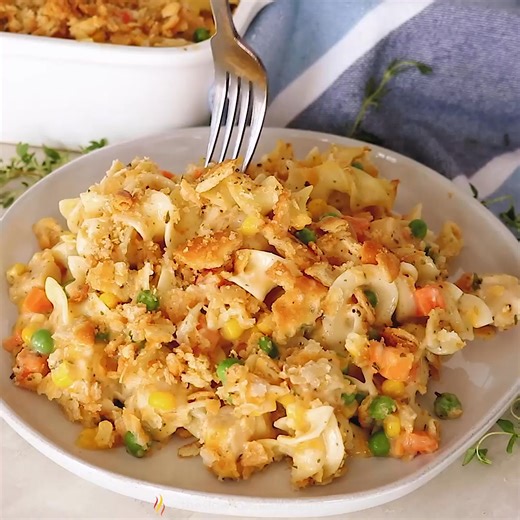 Chicken Noodle Casserole is loaded with tender meat, veggies, cheese, and a delicious cream sauce. Recipe! > https://www.theslowroasteditalian.com/chicken-noodle-casserole-video/ | The Slow Roasted Italian