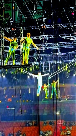 The Flying Caceres – Passing Bar Criss-Cross Trapeze | Ringling Bros.