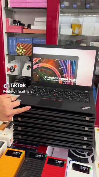 Lenovo ThinkPad T14 Gen 1 Intel Core i5-10210U | 16GB RAM | 256GB SSD | 14” Dokunmatik | Orijinal Windows 11 Pro ⸻ 🔹 Kurumsal sınıf dayanıklılık, 🔹 yüksek performans, 🔹 orijinal lisanslı sistem ile fark yaratın! ThinkPad serisinin prestijli temsilcisi T14 Gen 1, mobil çalışanlar, profesyoneller ve güvenilir iş cihazı arayanlar için özel olarak tasarlandı. Gücünü 4 çekirdekli Intel Core i5 işlemciden alan bu cihaz, 16 GB RAM ve 256 GB NVMe SSD ile dosyalarınızı, uygulamalarınızı ve projelerini