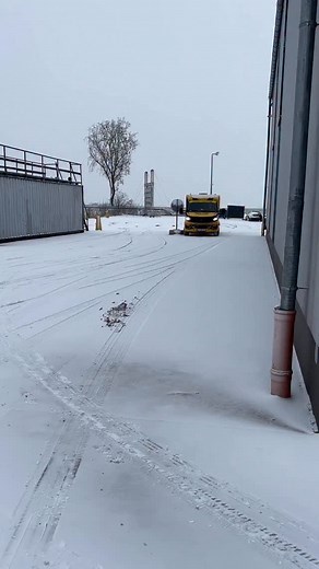 Projekt Drift startuje! 🔥 Warunki są, jakie są, ale nie ma co się przejmować — do popołudnia cały śnieg będzie odgarnięty i plac przygotowany. Zaczynamy dzisiaj ten piękny dzień i lecimy bokiem! #car #fun #bmw #drift | Majkel Reginek