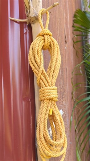 A great practical tying for storage. #ropecoilingknot #knottutorials #masterknots #ropehacks #knotsforclimbing #SmartTip #idea #tools #fblifestyle #RopeDIY | Weekofknots