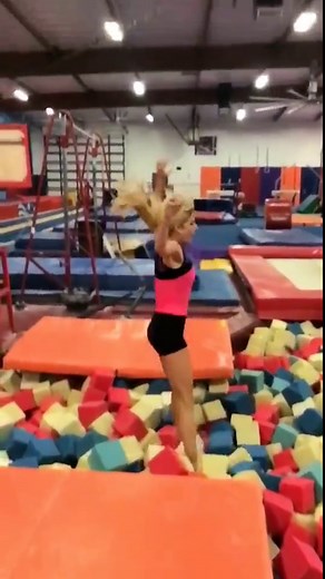 I thought this looked so cool 😎 double tap when I point my toes! Do u have school today? #ReverseChallenge