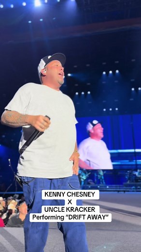 Kenny Chesney x Uncle Kracker “DRIFT AWAY” live in Philadelphia #concert #kennychesney #philadelphia #unclekracker #philly #driftaway #philadelphiaeagles #philadelphia #chessesteak #philadelphiaphillies #xfinitylive #sandbar #pittickets