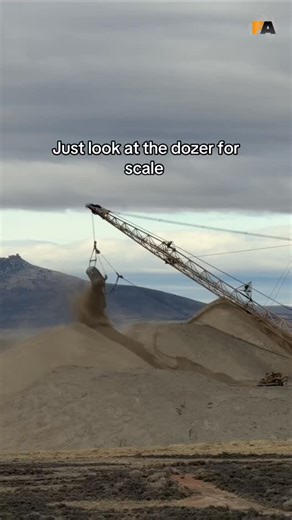 FIFO Australia on Instagram: "Size comparison... When a dozer starts looking small, you know you’re standing in the presence of something on another level. Draglines are walking giants, built to strip enormous volumes of overburden in a single swing, using massive buckets, long booms, and pure mechanical leverage to move the earth. They don’t rush. They step across the pit, swing slow and steady, and place thousands of tonnes with each cycle. No tracks, just giant shoes pressing into the ground.
