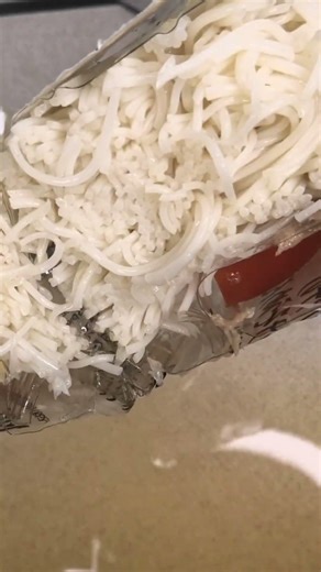セブンイレブンのトマトとつなの冷しぶっかけそうめんを切りました。 #セブンイレブン #そうめん #トマト #ツナ