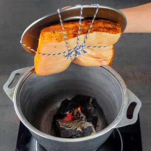 1M views · 4.3K reactions | Ato la carne de la tapa y caliento el carbón - ¡Delicioso! Ingredientes: carne de cerdo - 2 kg sal - 10 g pimienta negra - 10 g pimentón - 6 g ajo en polvo - 10 g hierbas provenzales - 10 g A ENFRIAR 2 H agua - 1 l laurel - 5 hojas ajo - 5 dientes pimienta negra en granos - 10 g pimienta roja en granos - 10 g tomillo en ramitas - 15 g A COCINAR 2 H carbón caliente - 100 g AHUMAR 30 minutos | Cookrate - Español | Facebook