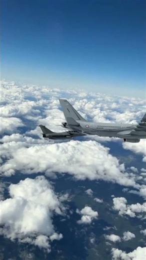 The Rafale fighter jet can refuel in the air using the probe-and-drogue system. #fuel#viral#aviation