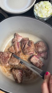 SCHMORBRATEN PASTA TOPF 🥘🍝 Unbedingt ausprobieren, wenn du Lust auf richtig herzhaftes Comfort Food hast. Zart geschmortes Rindfleisch, eine kräftige Sauce und am Ende kommt alles mit Pasta zusammen – einfach, sättigend und perfekt für die ganze Familie. ℹ️ Möchtest du das Rezept als praktische Rezeptkarte zum Abspeichern oder den Link zu meinem emaillierten Gusseisentopf, der aktuell im Outlet knapp 50 € günstiger verfügbar ist? (Werbung) �Kommentiere „Schmorbraten“, dann schicke ich dir alle