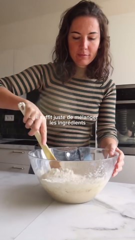 Cécile on Instagram: "BASIQUE, SAISON 1 ÉPISODE 4 : Pain maison 🍞 Finalement, on se demanderait presque pourquoi aller à la boulangerie alors qu’on peut faire du pain croustillant et moelleux comme ça à la maison 🤯🤤 📝 INGRÉDIENTS : - 45cl d’eau - 600g de farine T55 - 6 g de sel - 3g de levure boulangère sèche 🔥 CUISSON : 1 - Faire le pain dans la cocotte avec le couvercle pendant 15 minutes à 240°c. 2 - Enchaîner une seconde cuisson de 15 minutes à 230°c, toujours avec le couvercle. 3 - Ter