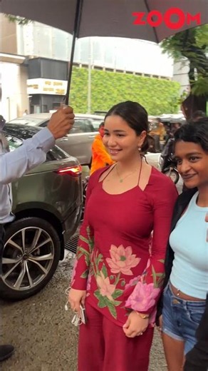 Sara Tendulkar SWEETLY clicks pictures with her fans before sitting inside her car #shorts