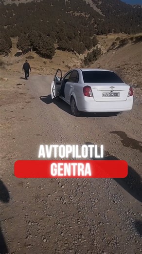 O’zbekiston yangiliklari on Instagram: "O‘zbekistonda mashinalar o‘z-o‘zidan tog‘ga ko‘tariladigan joy topildi! Yigitlar videoga olishgan: oq Gentra holostoyda turibdi… va birdan YUQORIGA harakatlana boshlaydi. Gazsiz. Tezlanishsiz. O‘zi-o‘zidan. 🚗⬆️ Mashina go‘yo ko‘rinmas kuch tortayotgandek, ishonch bilan yo‘lning yuqorisiga chiqib ketadi. Kimdir aytyapti — “magnit anomaliya”. Boshqalar — “optik illyuziya”. Yana birovlar — “bu sof mo‘’jiza”. 📹 Video allaqachon ijtimoiy tarmoqlarda portlamoq