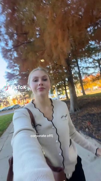 clocking into my 8-5 as a marketing manager 👩🏼‍💼#dayinmylife #corporatelife #morningroutine #office #officelife