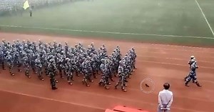 The shoe that fell during the parade, he put it back on his feet without breaking the queue (Video)