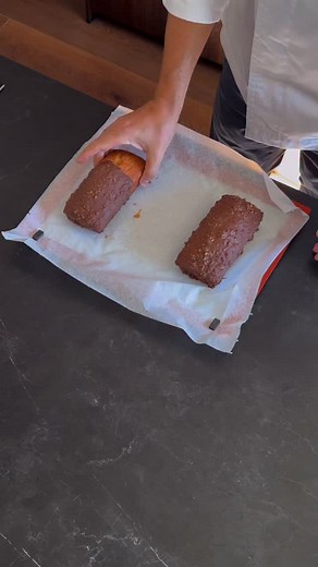 ¿El mejor momento? Cuando lo cortas y suena. ESE sonido. Baño de chocolate crujiente con almendra para tus bizcochos. Fácil, rápido y con ese toque especial que tanto nos gusta. El truco está en esparcir bien la mezcla de chocolate y almendra y dejar solidificar (te lo cuento todo en el vídeo completo de YouTube). En YouTube te explico el paso a paso completo la receta del bizcocho base 📌 Guarda este reel para tu próximo bizcocho ¿Ya lo has probado? Cuéntame 👇 | Chef Chema Fernández