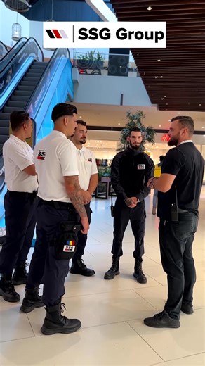 O firmă de securitate nu înseamnă doar ceea ce se vede la suprafață, ci un sistem operațional bine coordonat, susținut de oameni dedicați siguranței. Ziua începe cu briefing-ul, unde sunt stabilite obiectivele și transmise informațiile critice. De aici, fiecare rol – de la agenți și dispecerat până la coordonare și management – funcționează într-o legătură strânsă, într-un proces integrat. Fiecare poziție este esențială, deoarece eficiența și siguranța rezultă din colaborarea solidă dintre toate