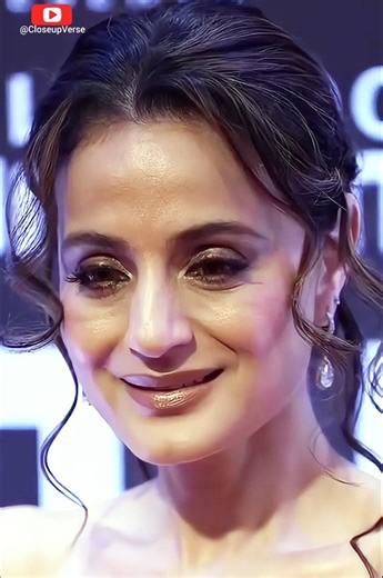 Ameesha Patel Face Closeup | Bollywood Actress Lips Closeup | Ameesha Patel Hot Cleavage Vertical