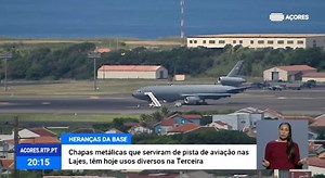 Quase 80 anos depois, ainda são visíveis algumas marcas dos primeiros anos da presença de ingleses e americanos na ilha Terceira - as chapas metálicas que cobriram a pista das Lajes são um dos exemplos desta herança. No rasto das "marston mat", a RTP Açores foi descobrir outras histórias da Base Militar das Lajes. #basemilitar #lajesdaTerceira #ilhaTerceira | RTP Açores