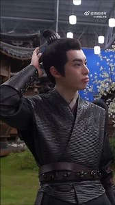 #王鹤棣 片场带耳环超搞笑！原来你是这样的棣棣 #浮图缘