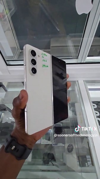 🚚 Delivery Available ! In and Around Town 10:30am-2:30pm 🏝️ Island Wide Delivery by: 🚚Knutsfordexpress 🏪VIST ANY OF OUR LOCATIONS🏃 📍MANOR CENTER 195 CONSTANT SPRING RD. 🇨 🇦 🇱 🇱: 📞8762204318 🄿🄷🅈🅂🄸🄲🄰🄻 🅂🅃🄾🅁🄴 🄰🅂🄺 🄵🄾🅁 🅃🄷🄴 🄿🄷🄾🄽🄴 🅈🄾🅄 🄽🄴🄴🄳 @phoneshop_soonersoft_ja @soonersoft_ja ------------------------- 👉🏽Price Neg🔻🔻 👉🏽 Payment Method: Cash 💰 or Card 💳 👉🏽Sensible Trades Are Accepted ™️ 👉🏽Warranty And Receipt Available 🧾 👉🏽10/10 Condition 🧼 👉