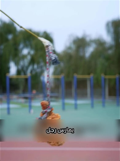 رَجُلٌ يَتَدَرَّبُ عِشرينَ ساعَةً يَوميًّا لِيَخسِرَ وَزنَه، لكنَّهُ يَنهارُ مِن الإِرهَاقِ ويَستَيقِظُ على قُدرَةٍ غَريبَة: سَماعُ أَفكارِ أُختِهِ. يَكتَشِفُ أَنَّها رَبَطَتهُ بِنِظامِ تَبادُلِ الصِّحَّة، فَيَنتَقِلُ جُهدُهُ إلى أَخيهِ المُتَبَنّى جاك، وتَنتَقِلُ دُهونُ جاك إِلَيهِ لِسَحقِهِ وإِبعادهِ عَنِ المِيراث، فيَفهمُ أَنَّ مَصيرَهُ صارَ مُعلَّقًا بِقرارِهِ هوَ. #أفلام_مترجمة #أفلام_أجنبية #ملخصات_أفلام_ومسلسلات #فيلم_السهرة