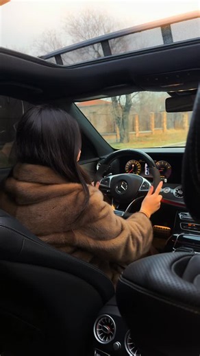 Жолдошова Айдана on Instagram: "ЧЕЛЛЕНДЖ ДЕНЬ 1🔥 🚀 Mercedes-Benz W213 AMG 📅 2018 год ⚙️ 3.0 BiTurbo 🌍 Кореец 🇰🇷 ПОЛНАЯ КОМПЛЕКТАЦИЯ ▪️ Обвесы S63 ▪️ Фары MULTIBEAM LED ▪️ Акустика Burmester 🔊 ▪️ AMG-руль ▪️ BSM — слепые зоны ▪️ Электронная приборная панель ▪️ Камера 360° ▪️ Панорамная крыша 🌌 ▪️ Проекция на лобовое стекло ▪️ Ambient Light — 64 цвета 🌈 ▪️ Массаж передних сидений 💺 ▪️ Обдув + подогрев передних сидений ▪️ Подогрев задних сидений ▪️ Активная боковая поддержка 🔥 Авто обкле