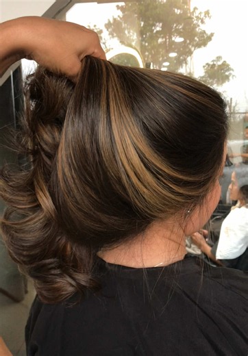 Mescla perfeita de tons para cabelo prateado