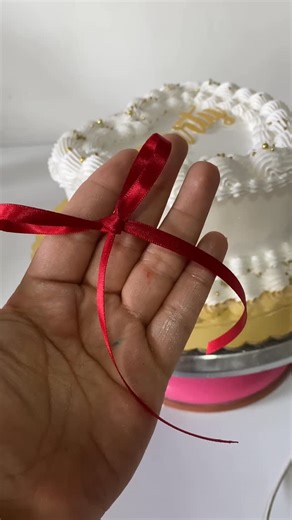 Alejandra Carolina on Instagram: "Asi es como hago los lazos para las tortas 😍 . Espero que sea útil feliz fin de semana 😘 #repostería #lazos #tutorialdelazos #tortas #tortaspersonalizadas #aprende #tips"