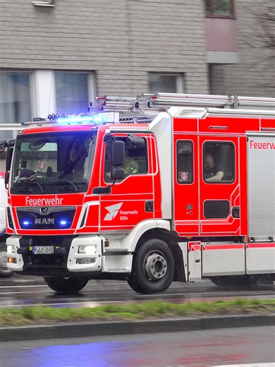 Zahlreiche Einsatzfahrten von Feuerwehr, Rettungsdienst und Polizei an Altweiber 2026 in Köln. Teil 1/5 Auch strömender Regen hat die Jecken nicht davon abgehalten, die Eröffnung des Straßenkarnevals am 12.02.2026 ausgiebig zu feiern. Viele flüchteten schon früh in die Kneipen, so dass die Hotspots im Zülpicher Viertel und in der Altstadt weniger voll waren als bei gutem Wetter. Mit insgesamt 860 haupt- und ehrenamtlichen Kräften (Freiwillige Feuerwehr und Hilfsdienste wie Malteser, Johanniter, 