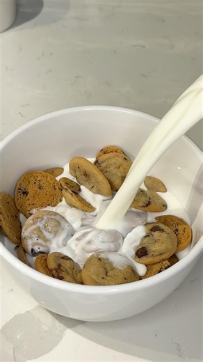 viral mini chocolate chip cookies recipe 🍪🥛 #recipe #dessert #cookies #chocolate #shorts #food