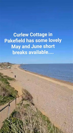 Charming Curlew Cottage in Pakefield in Suffolk - a PERFECT base for a short seaside holiday with your dogs Beautifully designed with lovely original features, and set in an unspoilt and quiet coastal village ⭐Sleeps 4 hoomans ⭐Welcomes 2 dogs free of charge (if you have more, please do ask) ⭐One bathroom (ensuite) and one shower room (downstairs) ⭐Secure garden for safe play ⭐A 5 min walk to thus beach. Flexible arrival dates and short breaks available throughout the year #CharmingCurlewCottage
