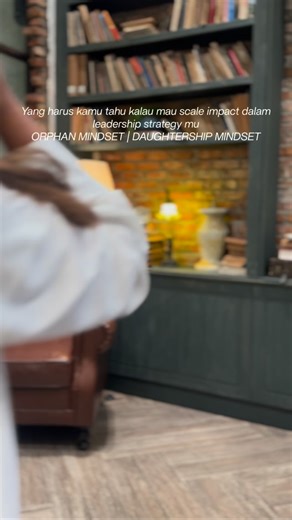 Dear Aya Official on Instagram: "You were created to fight FROM victory, not for victory. Banyak orang menjalankan bisnis besar dengan mentalitas Orphan (yatim piatu). Mereka punya aset miliaran, tapi cara kerjanya seperti orang yang takut besok tidak bisa makan. Let’s be real, ada perbedaan logis antara memimpin karena rasa takut dan memimpin karena otoritas. Kita bedah perbedaannya dan lihat mana yang sedang kamu jalankan sekarang. 1. The Driver: Survival vs. Stewardship Seorang Orphan bekerja