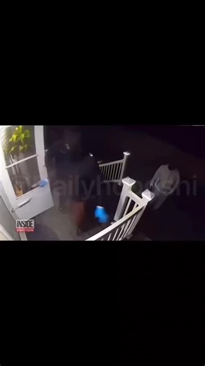 @e1pk on Instagram: "Follow @clipppg0re To Watch The Full Aftermath ... 荷兰利用动能路面将车辆通行转化为电能。这些路面嵌入压电晶体和感应线圈，捕捉来自汽车、自行车轮胎的振动和压力。当车辆驶过时，重量和速度会对路面产生动态载荷。路面会微幅变形，从而引发机械应力。内置的压电材料将这种应力转化为电能，同时电磁感应捕捉滚动动能。每辆车通过时产生微量电荷，而高速公路上数万车辆累积就能生成足够电力驱动路灯、交通信号和充电站。在鹿特丹港附近的高流量路段，每天约有 5 万辆车为系统贡献能量。这些电能可储存于电池或实时并网，减少化石燃料依赖，并推动智能交通基础设施。这种技术将日常交通转化为可靠的可再生能源 #荷兰 #知识 #事实 #你知道吗 #推荐 #科技 #创新 #能源 #可持续 #实验 #热门"