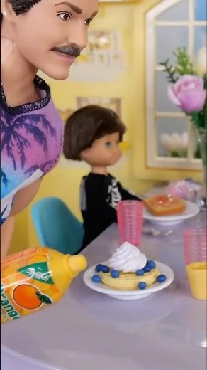 Barbie Family Breakfast Surprise - Mini Waffles & Pop Tarts #shorts