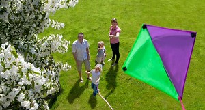 Haga su propia cometa en casa para que salga a elevarla con sus hijos este mes