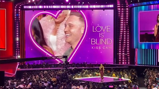 When #SquidGame meets #LoveIsBlind on the #KissCam.💋♥️🔺#TUDUM Netflix | Screen Rant