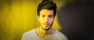 Sebastián Yatra estrena "TBT" en la gala de los Premios Lo Nuestro