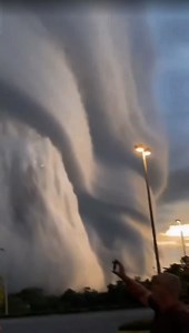 This is probably the most scariest and strangest cloud structure we have ever seen. That's called Shelf Cloud which spotted in Georgia. INSANE!! 😮 | Karachi Weather Updates شہر قائد کا موسم