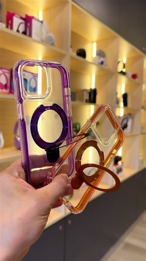 Clear reforzadas con soporte para iPhone Si buscás protección diseño comodidad, estas fundas son para vos. Las clear reforzadas con soporte vienen en varios colores, protegen tu celu y además te permiten usar el soporte integrado para ver contenido, hacer videollamadas o scrollear mucho más cómodo. 📱 ✔ Protección reforzada ✔ Diseño transparente con color ✔ Soporte incorporado para usar tu iPhone como quieras 📲 Disponibles para iPhone Consultá por tu modelo. 📍 Encontralas en nuestras 7 sucursa