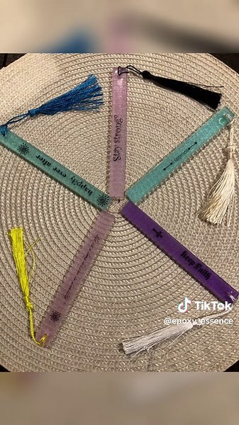 Bookmarks 📖💖#epoxyresin #resinart #resin #resincrafts #resinobssessed #handmade #smallbusiness #fyp #books