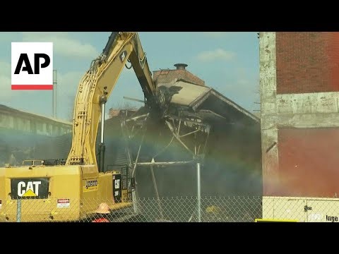 Detroit begins a new phase in the demolition of Packard automotive plant