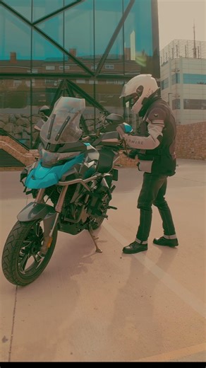Cómo subir y bajar fácil de una moto con asiento alto