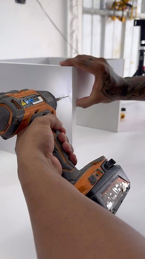 ¿Quieres un acabado sin tornillos a la vista? 👀” En nuestros proyectos, usamos la técnica de unión de mariposa, para unir varias piezas de 𝗣𝗩𝗖 haciéndolas parecer una sola, sin dejar ningún tornillo a la vista. . . . “Dale play a nuestro nuevo video”▶️ #LópezPVC #TecnicasdeEbanistería #SolucionesPersonalizadas | LÓPEZ PVC