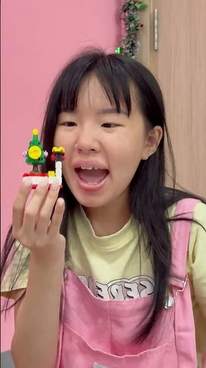 LNF - Kind Little Sister Helps Build the Christmas LEGO 🎄 #shorts #siblings